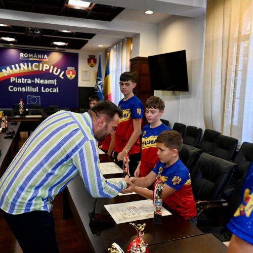Sportivii din Neamț premiați pentru medaliile obținute la Campionatul Mondial de Arte Marțiale