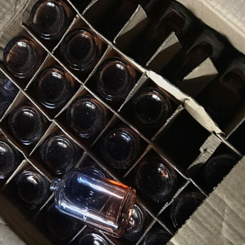 Percheziție la frontiera Racovăț: confiscate peste 10.000 de ambalaje de parfumuri contrafăcute