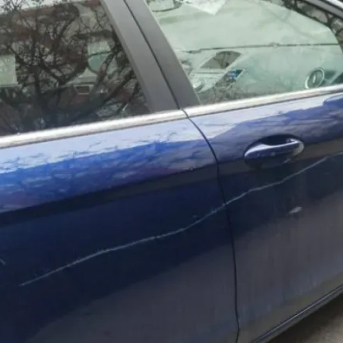 Clujean reclamă daune cauzate de motocicletele parcate printre mașini