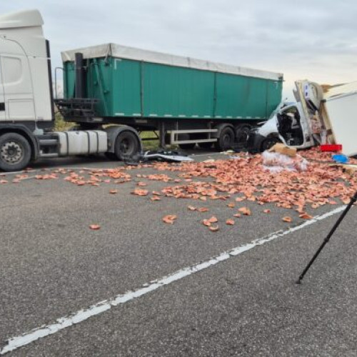 Un bărbat rănit după coliziunea între o autoutilitară și un autocamion pe DN2-E85