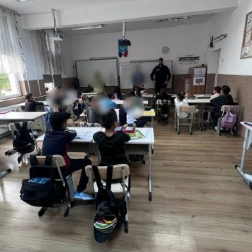Polițiștii din Neamț au organizat o acțiune de prevenire împotriva violenței în școli