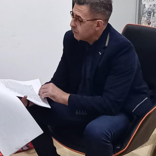 Victor Dragomir a lansat povestirea „Înger pentru o zi” în cadrul Cenaclului Noduri și Semne