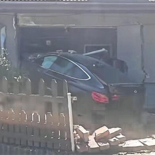 Un BMW neînmatriculat a distrus peretele unei case după ce șoferul a pierdut controlul mașinii