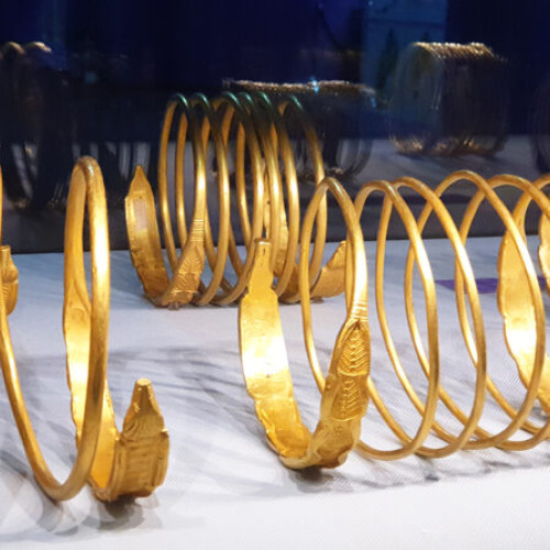 Replica brățărilor dacice și monede Koson, expuse la Târgul de Ecoturism 2025