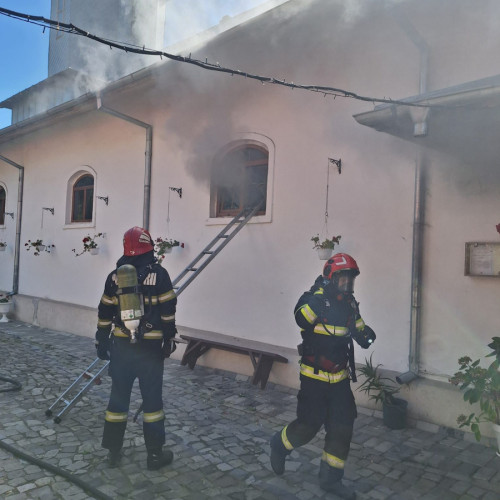Incendiu la biserica Sf. Filofteia din Micro 20, focul stins de pompieri