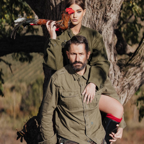 Iulia Albu donează două rochii unicat pentru copiii din medii defavorizate