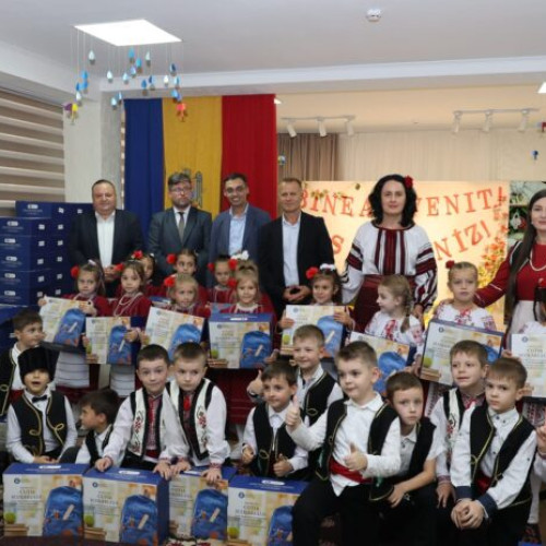 Copiii din 26 de raioane din Republica Moldova primesc pachete cu rechizite școlare