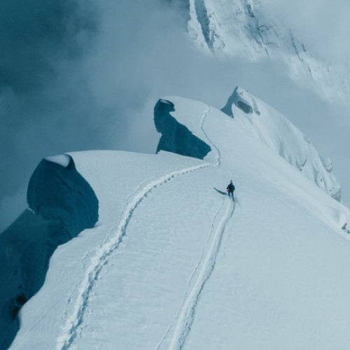 Polonezul Andrzej Bargiel a coborât pe schiuri de pe Everest fără oxigen suplimentar