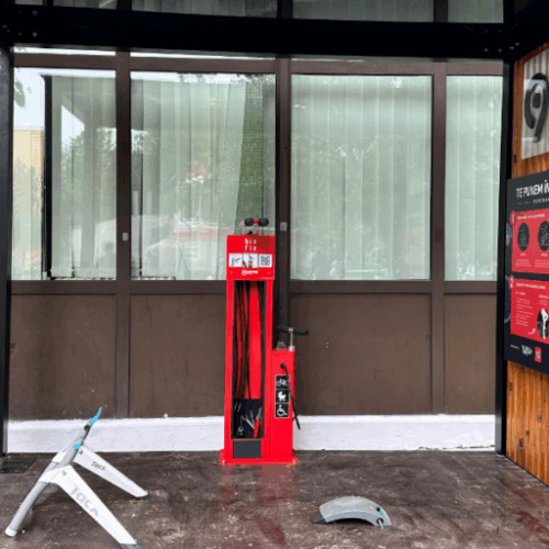 Două stații gratuite de reparații biciclete inaugurate în Campusul Tudor Vladimirescu din Iași