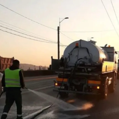 Trafic blocat la Iulius Mall din cauza unei autospeciale care spăla strada în plin ambuteiaj