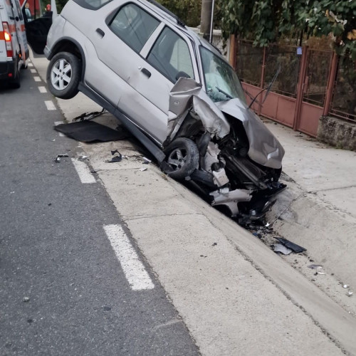 Femeie rănită după ce a ieșit cu mașina în șanț în Galicea