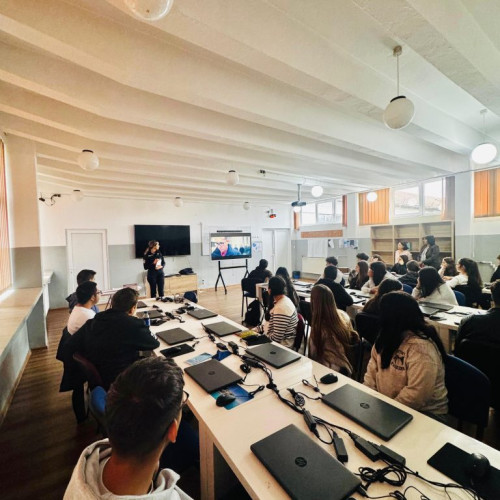 Polițiștii gorjeni avertizează elevii despre consumul de droguri și pericolele din mediul online