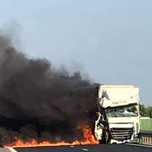 Camion cu granule de plastic a luat foc pe autostrada A2 la Murfatlar