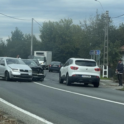 Accident cu două mașini pe DN 1C în satul Satulung blochează traficul