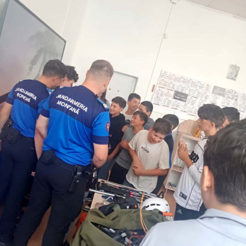 Jandarmii montani au informat elevii despre siguranța în zonele montane