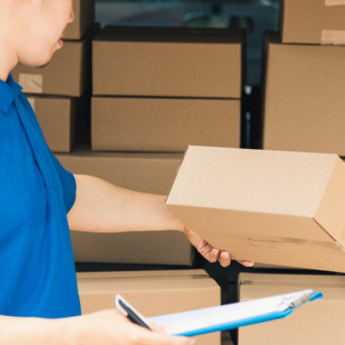 Peste 500 de angajați fără contract depistați la o firmă de curierat din București