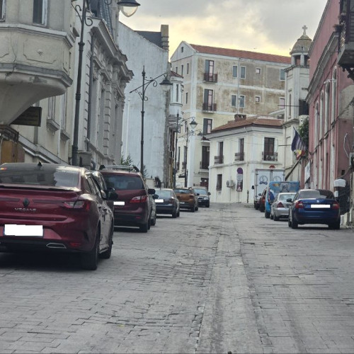 Pavajul din centrul vechi al Constanței continuă să se deterioreze din cauza traficului intens