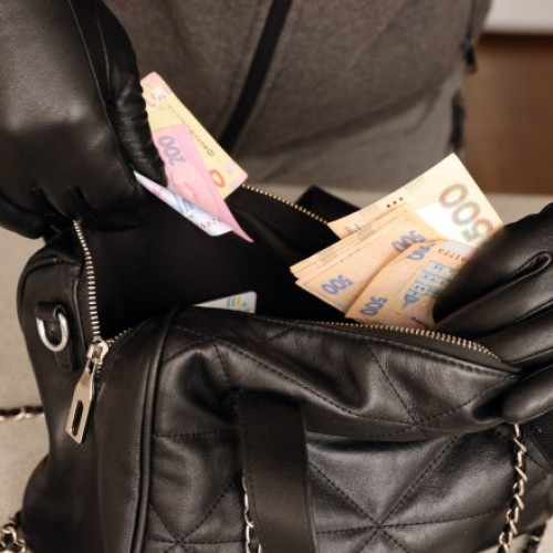 O femeie din Timiș a fost jefuită de 50.000 de euro cu ajutorul unei prietene