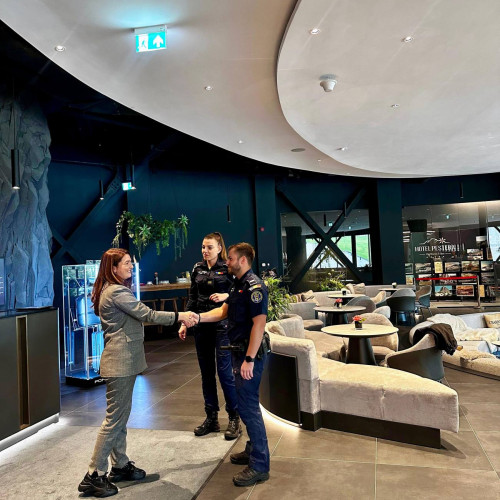 Turistul căutat a primit portofelul pierdut în apropierea Mănăstirii Peștera