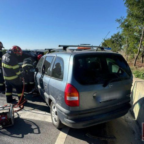 Accident cu trei mașini în Bălușeni; două persoane au refuzat spitalizarea