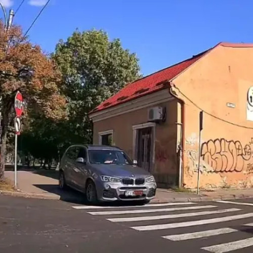 Șoferul unui BMW surprins circulând pe trotuar și trecerea de pietoni în Cluj