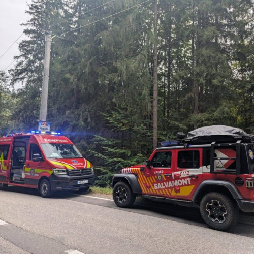 Salvamont Argeș intervine pentru a ajuta o femeie cu fractură în timpul unei drumeții