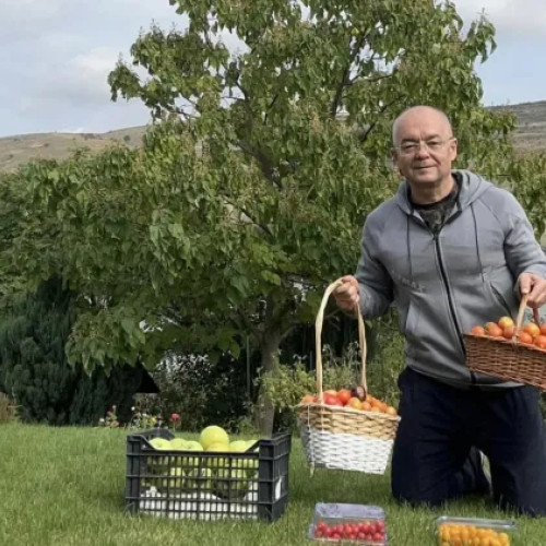 Emil Boc impresionează clujenii aruncând toporul în grădina proprie