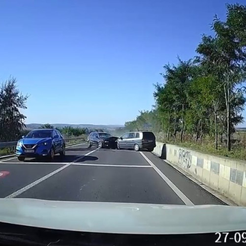 Trei mașini implicate într-un accident surprins de o cameră de bord în Bălușeni