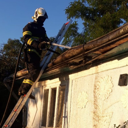 Incendiu la acoperișul unei case din Buimăceni, intervenție promptă a pompierilor