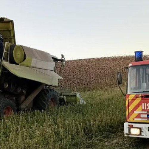 Combină agricolă salvată după un incendiu izbucnit în timpul recoltării în Hlipiceni