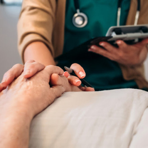 Bărbat cu cancer colorectal obligă statul să îi asigure tratamentul vital gratuit