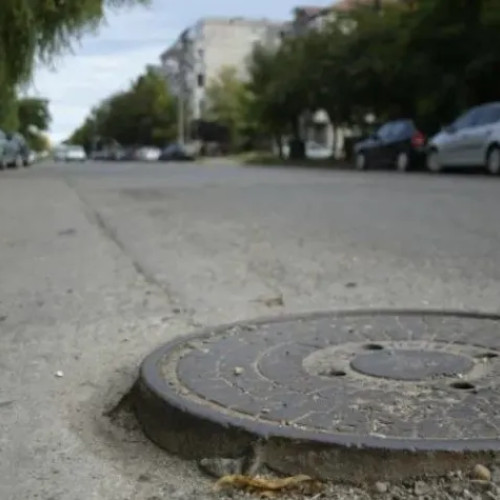 Două capace de canal deteriorate pe strada Arinilor din Cluj-Napoca cer intervenție rapidă