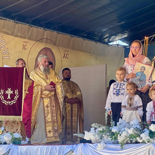 Preot din Botoșani a primit rangul de iconom stavrofor la sfințirea bisericii din Silișcani