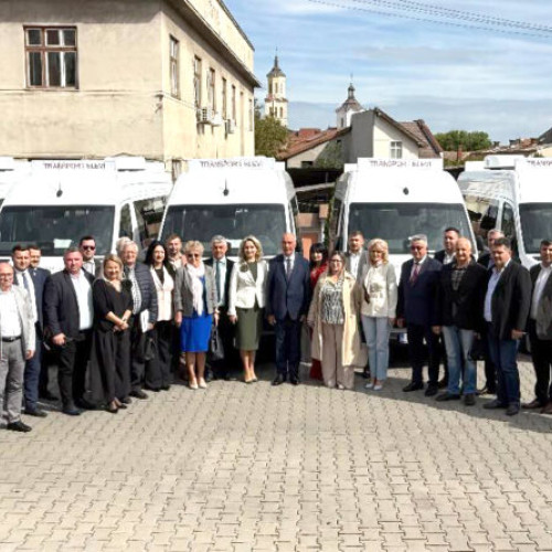 Nouă microbuze electrice școlare au fost predate în județul Hunedoara