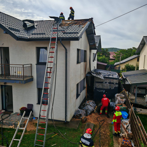 Intervenţie rapidă a pompierilor a salvat două case de la incendiu la Mănăstirea Doamnei