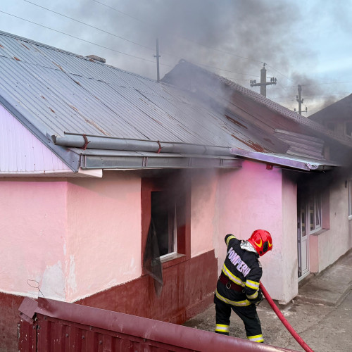 Două aspiratoare au luat foc într-o casă din Ștefănești, femeie asistată de SMURD