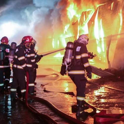 Incendiu extins la mai multe locuințe din Tărlungeni, intervenție în desfășurare