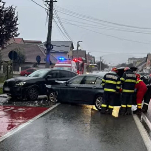 Doi bărbați reținuți după un accident cu mașină pe contrasens în Bistrița