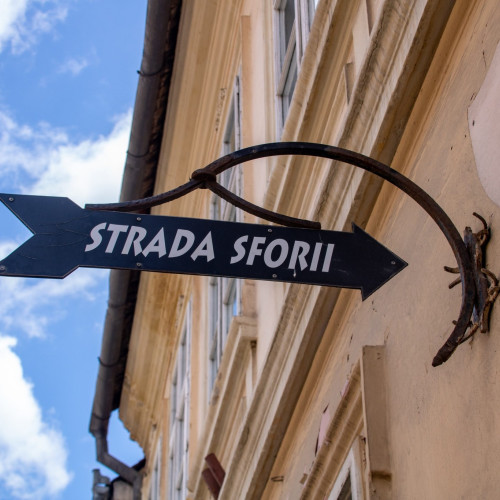 Poliția Locală Brașov sancționează desenatul pe Strada Sforii, simbol istoric al orașului