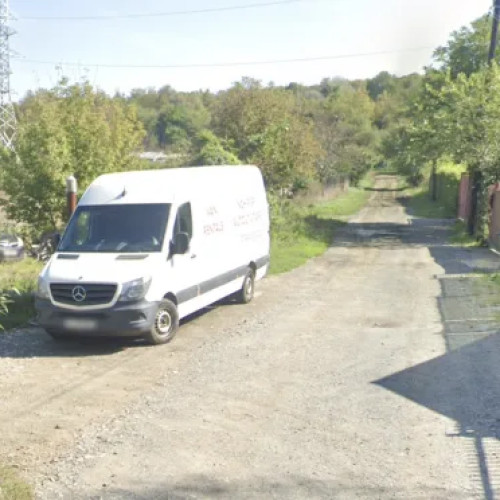 Locuitorii din Cluj-Napoca sesizează depozitarea deșeurilor pe drumul de lângă livadă