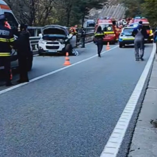 Coliziune între microbuz și camion blochează DN 66 în Defileul Jiului