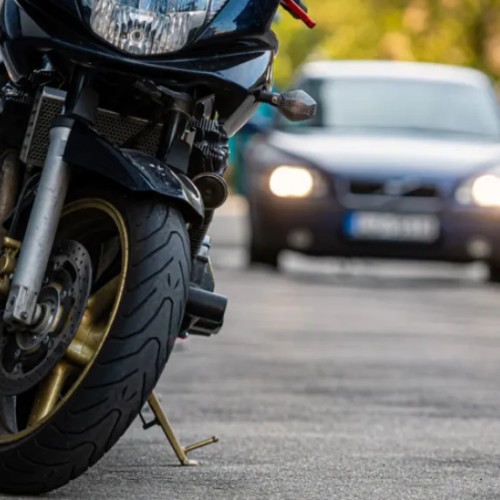 Motocicletele ocupă locurile destinate bicicletelor în parkingul Băișoara din Cluj-Napoca