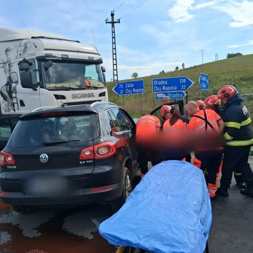Accident rutier cu trei autoturisme și un autotren la Huedin
