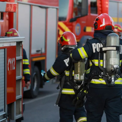 Incendiu la acoperișul unei școli aflate în reabilitare pune în alertă elevii și părinții