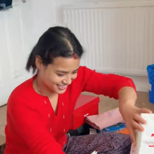 Tânăra nepaleză care lucrează în Marea Britanie se întoarce acasă după doi ani