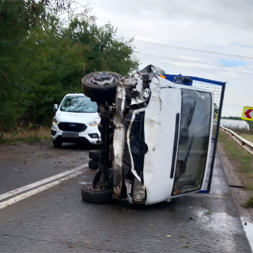 Accident pe DN 3 în Viișoara: o autoutilitară s-a răsturnat în curbă