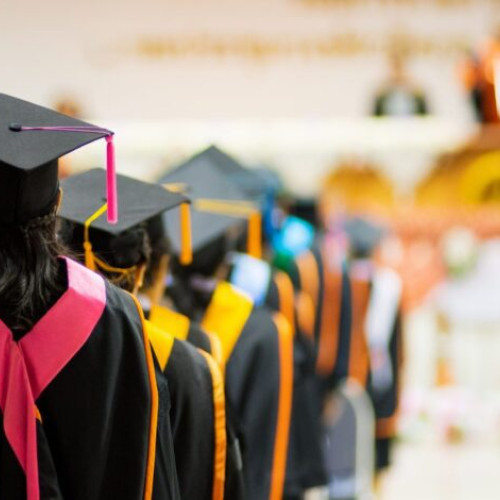 Absolvenții din Buzău pleacă în străinătate, afectând piața muncii locale