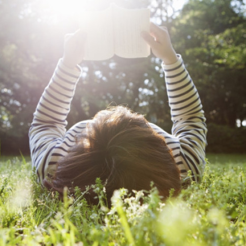 Un singur adolescent din zece citește zilnic o carte în România