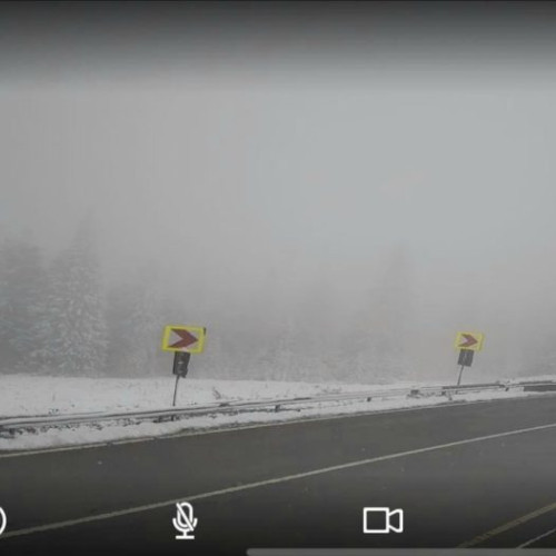 Strat de zăpadă pe crestele Munților Rodnei și intervenții pe DN18