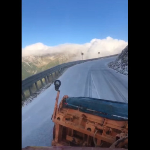 Transalpina închisă temporar din cauza gheții după ninsorile de la munte
